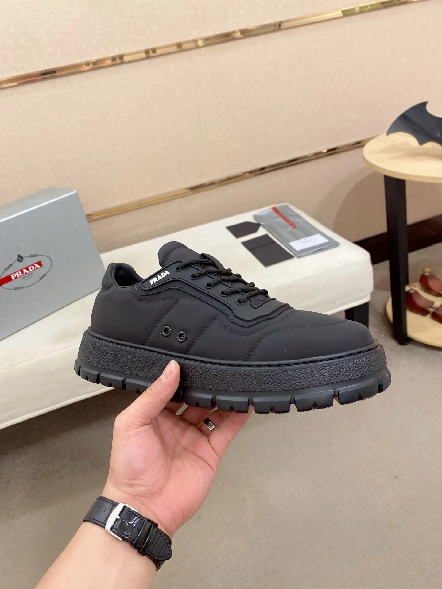 Factory price 580💰 ✔️✔️✔️High version High-quality new PRADA counters are on the market simultaneously, new men's shoes, 😘fabrics imported technological waterproof fabrics, made by pure handicrafts. Lining: Full cowhide lining. 👍🏿 High-end ☄️ air-cushion molded anti-slip rubber outsole, exquisite lines, simple and elegant, comfortable and high-end for leisure travel. Code number: 38 to 45